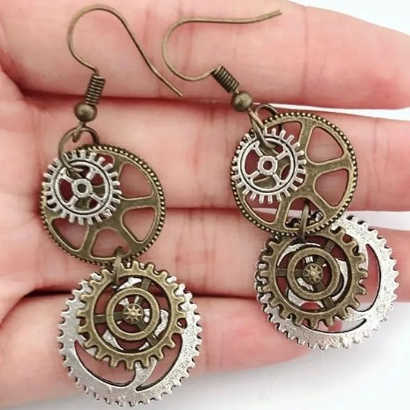 Aanzicht 2 — Steampunk oorbellen – tandwiel