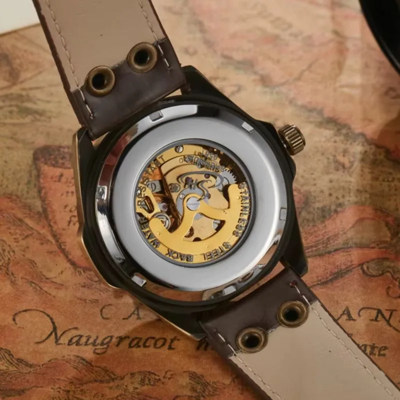 Aanzicht 5 — Herenhorloge met zichtbaar uurwerk