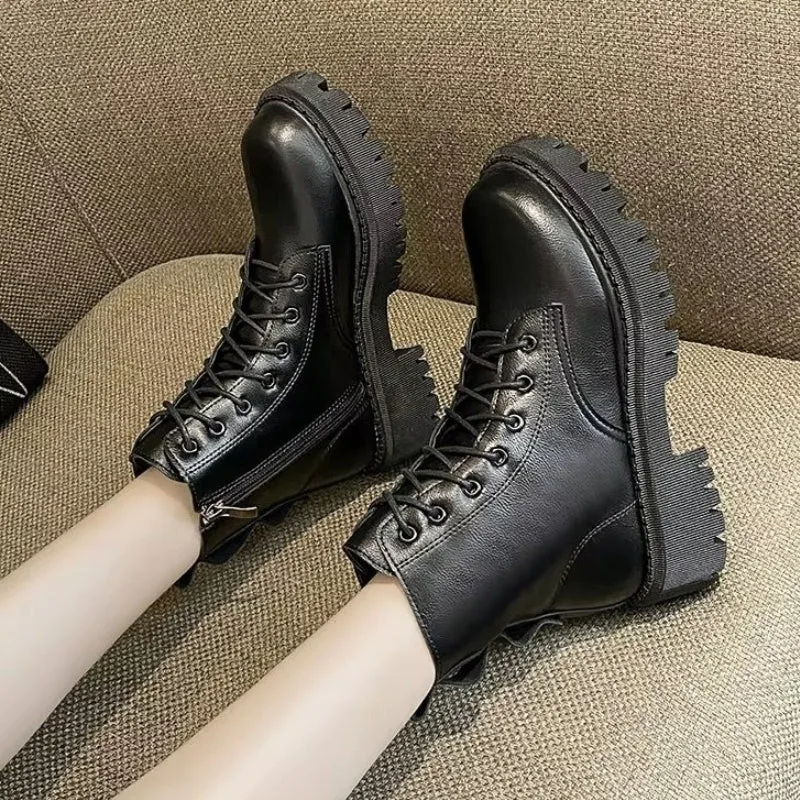 Aanzicht 2 — Enkellaarzen voor dames – militaire stijl