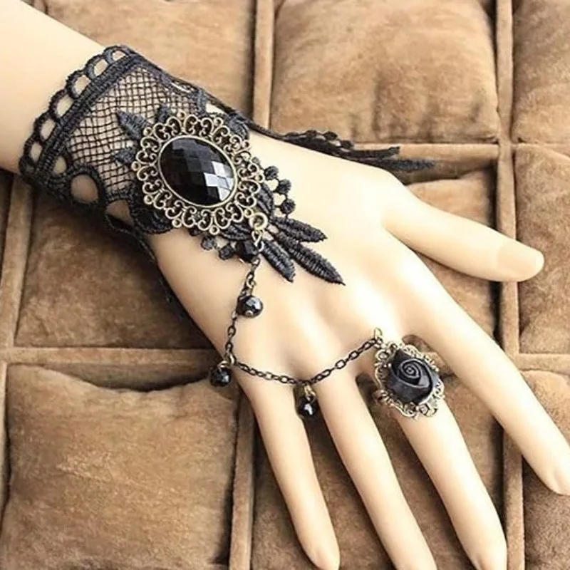 Aanzicht 2 — Armband – gothic kant