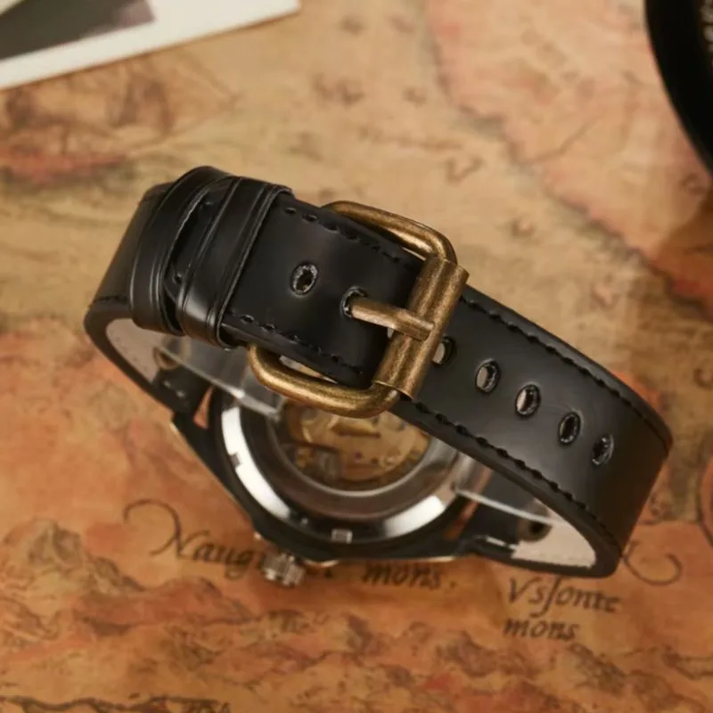 Aanzicht 4 — Herenhorloge met zichtbaar uurwerk